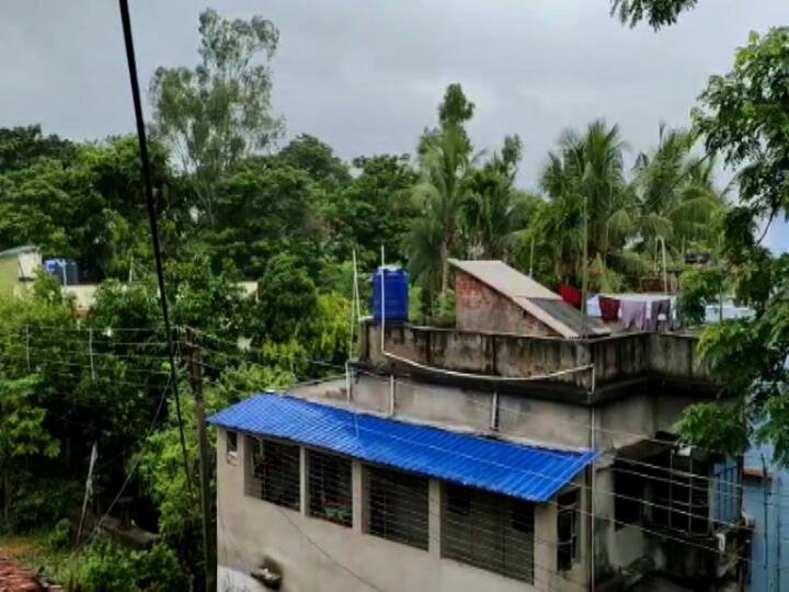 মৎস্যজীবীদের সমুদ্রে যেতে নিষেধ করা হয়েছে। যাঁরা গভীর সমুদ্রে রয়েছেন, তাঁদের দ্রুত ফিরে আসতে নির্দেশ দেওয়া হয়েছে।