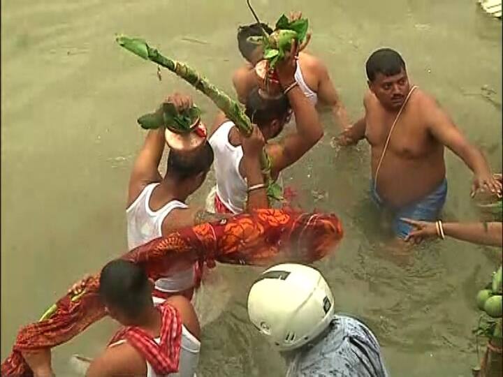 কলকাতার জাজেস ঘাটে দেখা গেল কলা বউস্নানের ভিড়। 