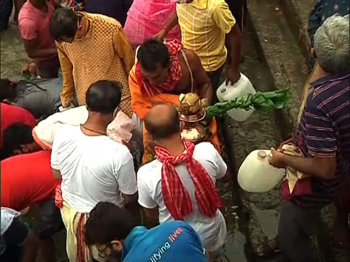  যাবতীয় আচার অনুষ্ঠান শুরু সকাল থেকেই।  আজ সকালে কলাবউ স্নান।  ঘট স্থাপন করে দুর্গার প্রাণপ্রতিষ্ঠা। 