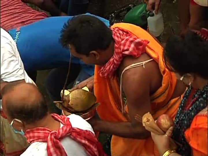 শাস্ত্রমতে আজই ষোড়শ উপাচারে দুর্গাপুজো শুরু। করোনা আবহে যাবতীয় সতর্কতা মেনেই মণ্ডপে মণ্ডপে দেবীর আবাহন। 