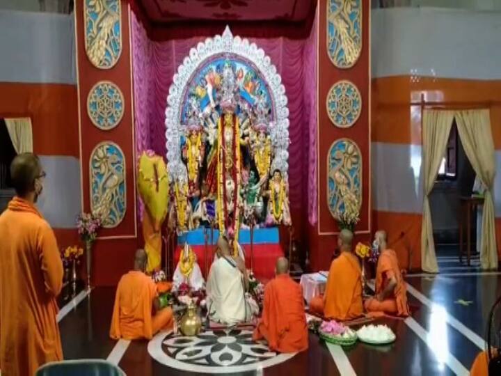 অন্যান্যবার গঙ্গায় হয় কলাবউ স্নান। এবার মন্দিরের ভিতরেই  কলাবউ স্নান হয়। 