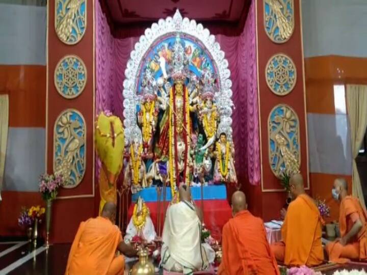 সপ্তমীরহ সকালে নিয়ম মেনে হয়েছে নবপত্রিকা স্নান। তারপর শুরু হয়েছে পুজো অর্চনা।