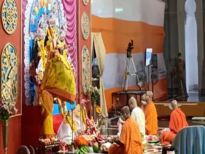 স্বামী বিবেকানন্দের হাতে ১৯০১ সালে প্রথম দুর্গাপুজো হয় মঠ প্রাঙ্গণে।  তারপর থেকে দীর্ঘদিন পুজো হয়েছে মূল মন্দিরের ভিতরে।  ভিড় সামলাতে ২০০০ সাল থেকে মঠ প্রাঙ্গণে পুজোর আয়োজন শুরু হয়।  এ বছর আবার মূল মন্দিরের ভিতরে হবে দুর্গাপুজো।