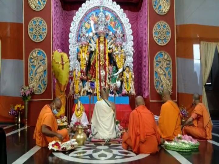 প্রতি বছর বেলুড় মঠে কুমারীপুজো দেখতে ভিড় করেন ভক্তরা।  এবার সেই কুমারীপুজোর জন্য বিশেষ আয়োজন করা হচ্ছে। বেলুড়মঠের তরফে জানানো হয়েছে, ছোট করে হবে কুমারী পুজো। সন্ন্যাসীরা নন, পরিবারের সদস্যদের সঙ্গেই পুজোস্থলে আসবে কুমারী।