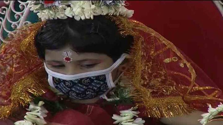 বাগবাজার সর্বজনীনে কুমারীর মুখে দেখা গেল মাস্ক। 