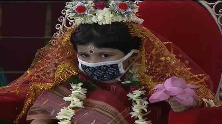 এদিন তিথি মেনে অষ্টমী তিথি শেষ হওয়ার আগেই করা হয় পুষ্পাঞ্জলী।