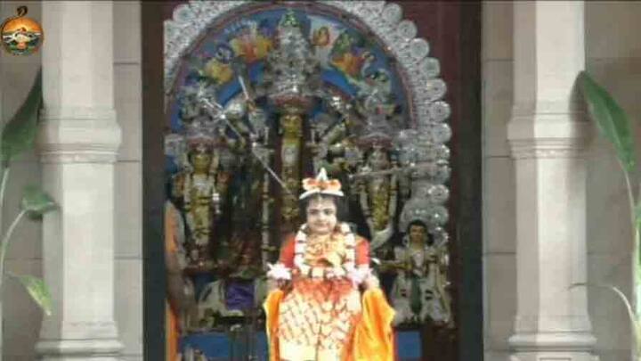 কুমারীপুজো। মহাষ্টমীর অবিচ্ছেদ্য অঙ্গ। কিন্তু করোনাকালে রীতি না বদলালেও বদলে গেল ছবিটা। কোথাও কুমারীর মুখে রইল মাস্ক। কোথাও রীতি ভেঙে কুমারীকে নিয়ে এলেন না মহারাজরা।