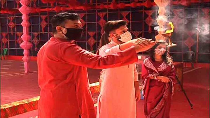 সবাই মিলে করলেন আরতি।