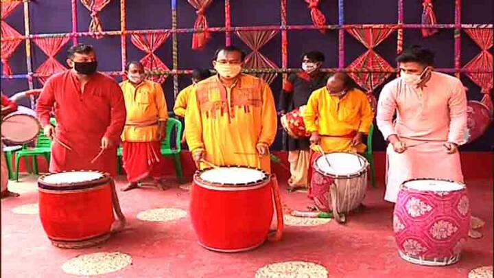 ঢাক বাজালেন অরূপ বিশ্বাস।