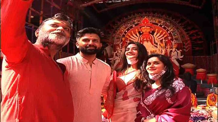 একসঙ্গে সেলফি তুলতে দেখা গেল চার তারকাকে।