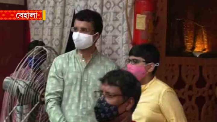 পুষ্পাঞ্জলি না দিলেও মণ্ডপে সময় কাটালেন বেশ কিছুক্ষণ।