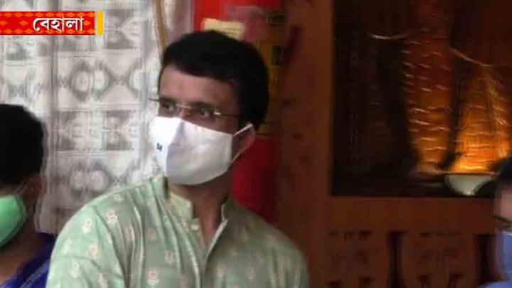 মণ্ডপে বসেই দিলেন আড্ডা। দেখলেন অষ্টমীর সন্ধিপুজো।