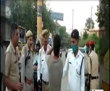 হেলমেট ছাড়া টু-হুইলারে, থামানোয় ট্রাফিক কনস্টেবলকে মার মহিলার!