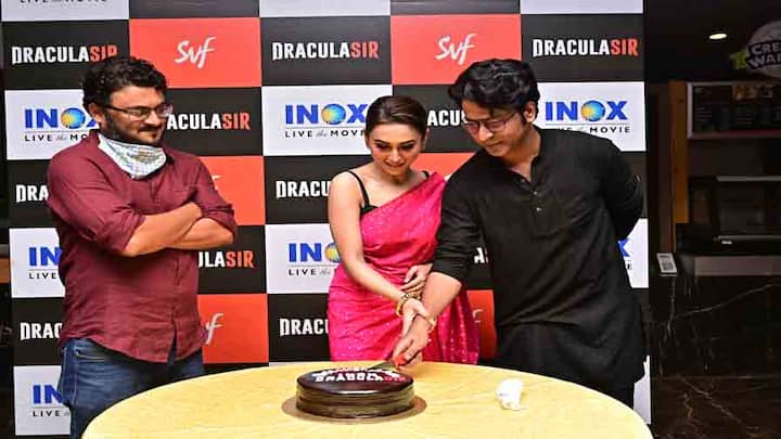 একসঙ্গে কেক কাটলেন ছবির কেন্দ্রীয় চরিত্ররা।
