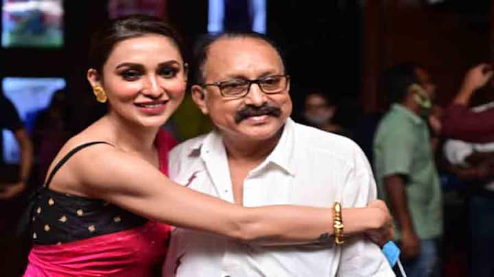 'ড্রাকুলা স্যার'-এর স্পেশাল স্ক্রিনিংয়ে বাবা সোমেশ চক্রবর্তীকে নিয়ে হাজির হয়েছিলেন মিমি।