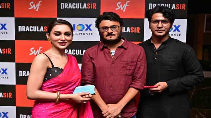 পরিচালকের সঙ্গে তারকারা।