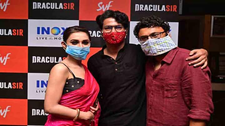 'ড্রাকুলা স্যার'-এর স্পেশাল স্ক্রিনিংয়ে পরিচালক দেবালয় ভট্টাচার্যের সঙ্গে অভিনেত্রী মিমি ও অনির্বাণ।