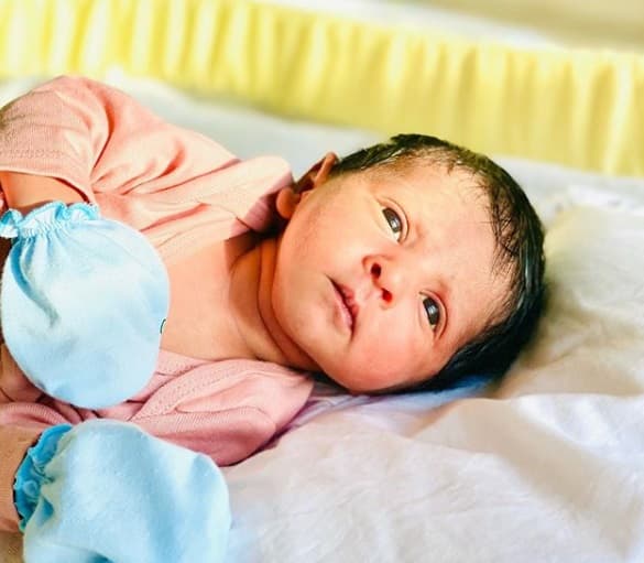 ছোট্ট মুঠো গ্লাভসে ঢাকা। অষ্টমীর সকালে নতুন জামা পরে ঘুম-ঘুম চোখে মায়ের কোলে বসে সে। শুভশ্রী গঙ্গোপাধ্যায় সকলকে মহাষ্টমীর শুভেচ্ছা জানালেন এই ছবি শেয়ার করেই। 