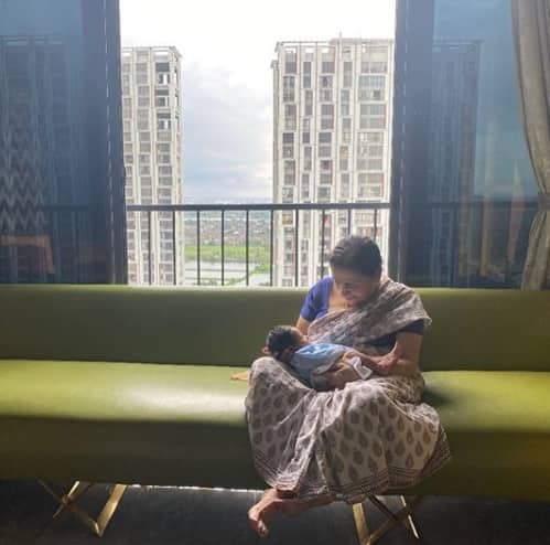 কিছুদিন আগেই রাজের মায়ের কোলে যুবানের ছবি।