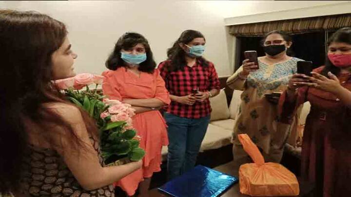 দশমীর দিন জন্মদিন মধুমিতার। তার আগেই রাতেই আগাম জন্মদিন উদযাপনে মাতলেন নায়িকা।