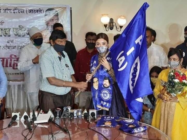 payal ghosh joins ramdas athawale party rpi রামদাস আটওয়ালের আরপিআই দলে যোগ দিলেন পায়েল ঘোষ