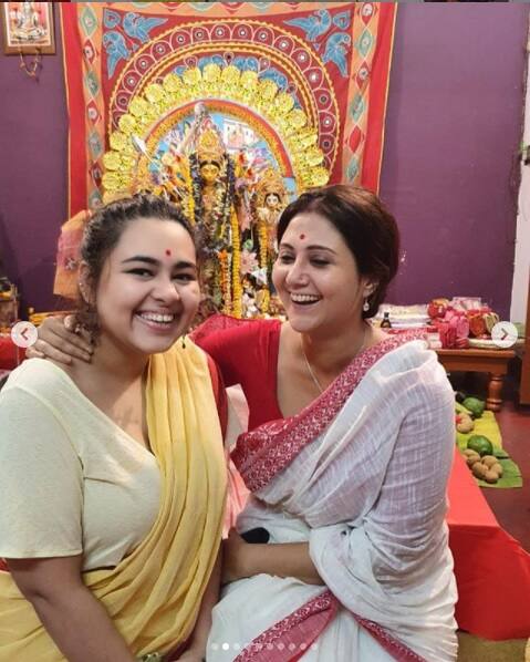 আজ দশমীর দিন লাল সাদা শাড়িতে মেয়ের সঙ্গে হাসিমুখে স্বস্তিকা।