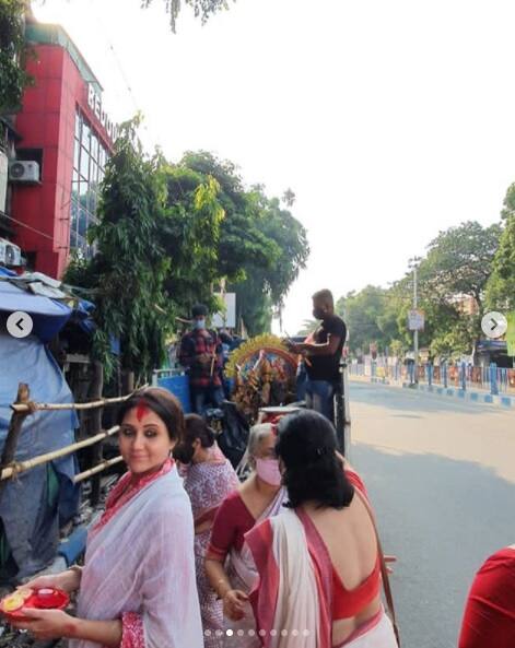 ছিল না মেকআপের আধিক্য। শেষবেলায় বরণ করলেন উমাকে।