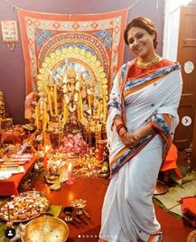 দশমীতে সিঁদুরে রাঙা স্বস্তিকা, রইল নায়িকার পুজোর সম্পূর্ণ ফটো অ্যালবাম