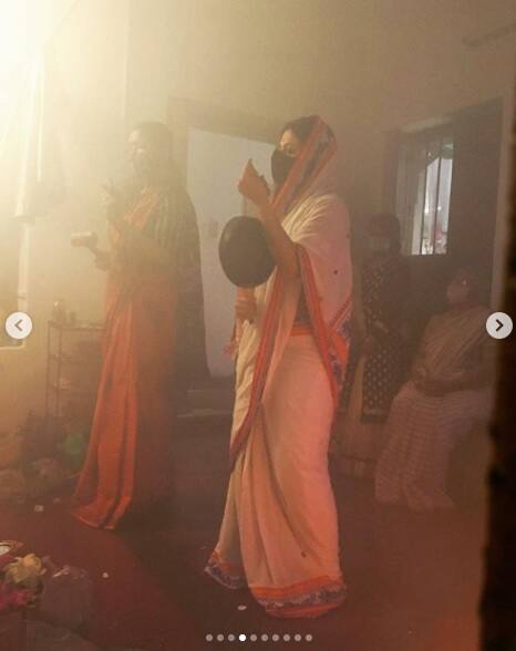 মাথায় ঘোমটা দিয়ে কাঁসর বাজাচ্ছেন স্বস্তিকা
