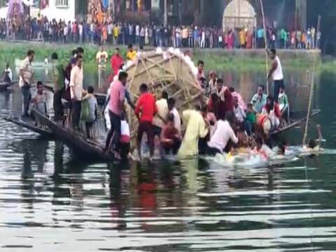জোড়া নৌকা থেকে প্রতিমা নিরঞ্জনের সময় দুর্ঘটনা, মুর্শিদাবাদে জলে ডুবে মৃত ৫