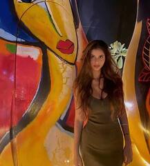 বলিউডে আসতে চাই মেকওভার, দুবাইয়ের বিউটি পার্লারে শাহরুখ কন্যা