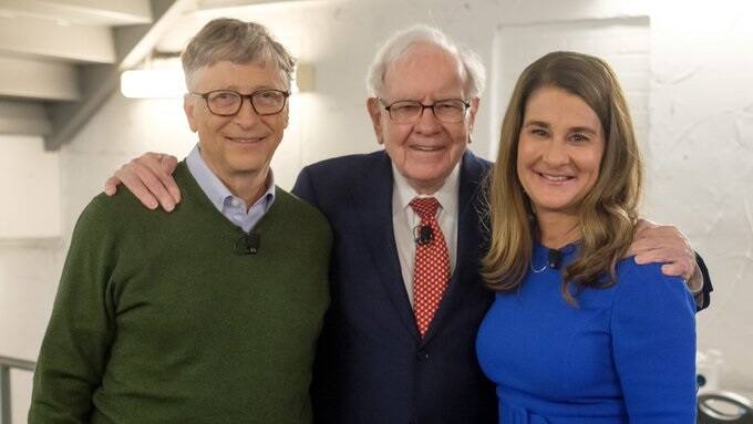 আইন পড়ার জন্য ১৯৭৩ সালে হার্ভার্ড বিশ্ববিদ্যালয়ে ভর্তি হয়েছিলেন গেটস। ব্যবসার জন্য ১৭৯৫ সালে বিশ্ববিদ্যালয় ছেড়ে দেন। তার ৩২ বছর পর, ২০০৭ সালে তাঁকে সাম্মানিক স্নাতক ডিগ্রি দেয় হার্ভার্ড।