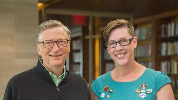 একসময় অ্যাপলের প্রধান স্টিভ জোবস সাক্ষাৎপ্রার্থী গেটসকে এক ঘণ্টা অপেক্ষা করিয়েছিলেন। পরে অবশ্য অ্যাপলকে বাঁচানোর জন্য মাইক্রোসফটের সঙ্গে চুক্তি করেন জোবস।