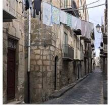 ভূমিকম্পের পর আতঙ্কে পরিত্যক্ত, ইতালির এই শহরে বাড়ি কিনুন ৮৬ টাকায়!