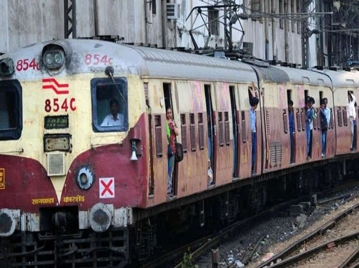Local train service resumption West Bengal: state Govt wants 210 local trains daily in Howrah-Sealdaha station, possible, thinks railway শিয়ালদা ও হাওড়ায় সকাল সন্ধেয় রোজ ২১০ লোকাল ট্রেন চায় রাজ্য, সম্ভব মনে করছে রেল