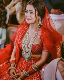 কখনও অনুষ্কা, কখনও প্রিয়ঙ্কা, বিয়ের পোশাকে বলি নায়িকাদের অনুকরণ করেছেন নেহা কক্কর!