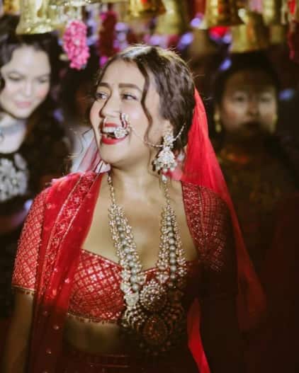 নেহার পোশাক ডিজাইন করেছেন ডিজাইনার  ফাল্গুনি শ্যেন পিকক। তাঁরই ক্রিয়েশানের পোশাক পরেছিলেন নেহা। কিন্তু নেহার বিয়ের পোশাককে বারে বারে তুলনা করা হয়েছে বলি নায়িকাদের সঙ্গে।