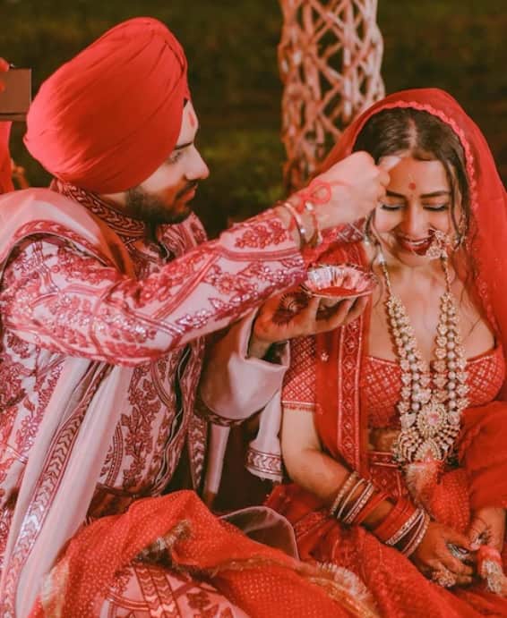 কেবল বিয়ের লাল লেহঙ্গা নয়, বিতর্ক হয়েছে নেহার পিচ রঙের লেহঙ্গাটি নিয়েও। 