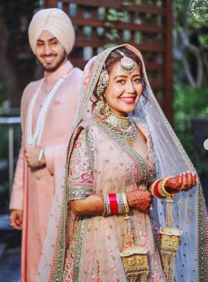 নেহার সাজ সোশ্যাল মিডিয়ায় বারে বারেই মনে করিয়ে দিয়েছে অনুষ্কা শর্মা ও বিরাট কোহলির সেই স্বপ্নের বিয়ের আসরের কথা।