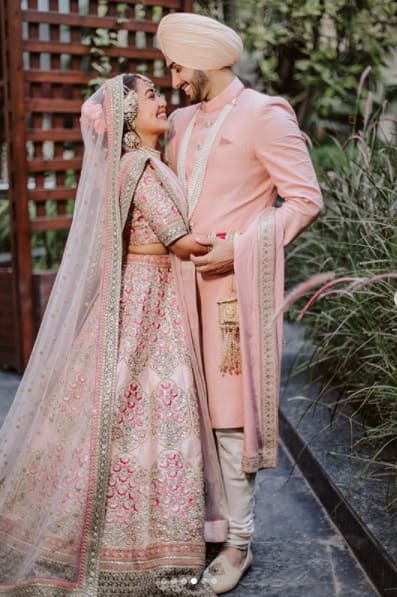 যদিও কিছুটা নতুনত্ব ছিল রোহনপ্রীতের পোশাকে।