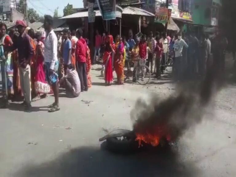 পুলিশ হেফাজতে মৃত্যু নাবালকের, আজ রাতে থানা ঘেরাও, কাল ১২ ঘণ্টা মল্লারপুর বনধের ডাক বিজেপির Juvenile died in police custody, police-public clash in Birbhum পুলিশ হেফাজতে মৃত্যু নাবালকের, আজ রাতে থানা ঘেরাও, কাল ১২ ঘণ্টা মল্লারপুর বনধের ডাক বিজেপির