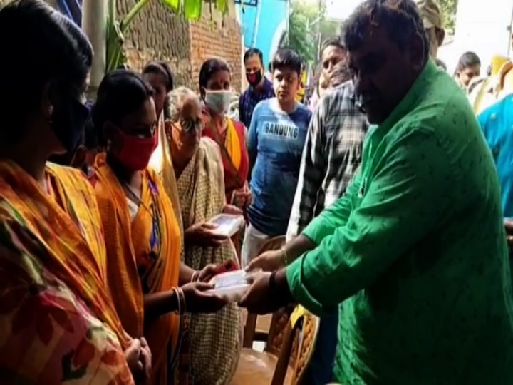 TMC distributes sweets before vote বিধানসভা ভোটের আগে জনসংযোগ বাড়াতে পাণ্ডবেশ্বরে মিষ্টি বিলি তৃণমূলের