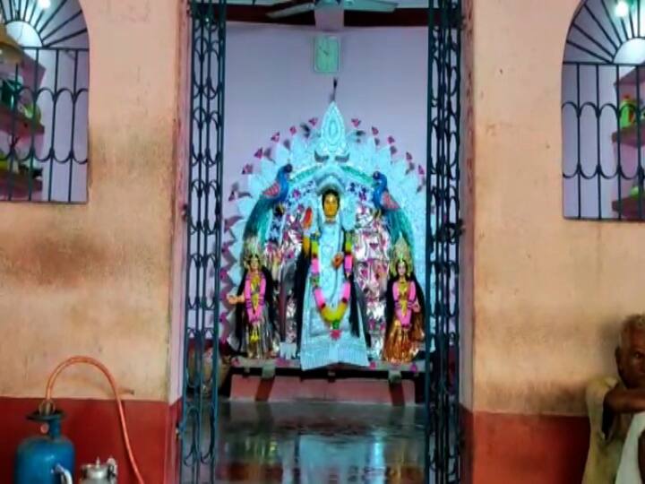 লক্ষ্মীপুজোর দিন বাঁকুড়ার বেলিয়াতোড়ের রামকানালি গ্রামে গজলক্ষ্মীর আরাধনা। হাতির আক্রমণ থেকে ফসল বাঁচাতেই এই পুজো শুরু হয় বলে গ্রামবাসীদের দাবি।
