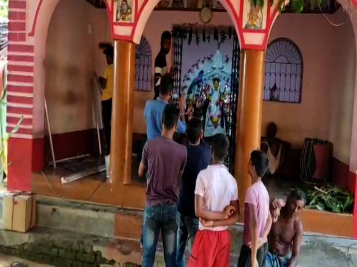 তাদের ঠেকাতে এদিন মায়ের কাছে প্রার্থনা করছেন গ্রামবাসীরা।