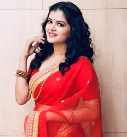 এই ছবিটি শেয়ার করে দর্শকদের শুভেচ্ছা জানিয়েছেন পর্দার পাখি ওরফে মধুমিতা সরকার।