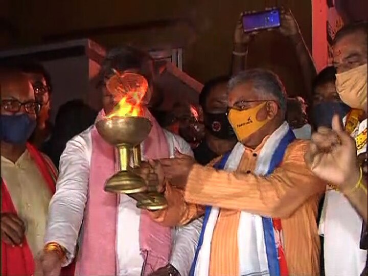 BJP Bengal State President Dilip Ghosh performs Ganga Aarti কোজাগরী সন্ধ্যায় কাশীপুরের বৈষ্ণবীবালা ঘাটে গঙ্গারতি দিলীপ ঘোষের