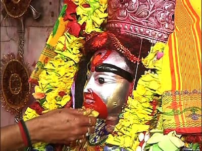 আশ্বিন মাসের শুক্লা চতুর্দশীর এই তিথিতে মন্দির চত্বরে তিল ধারনের জায়গা নেই।