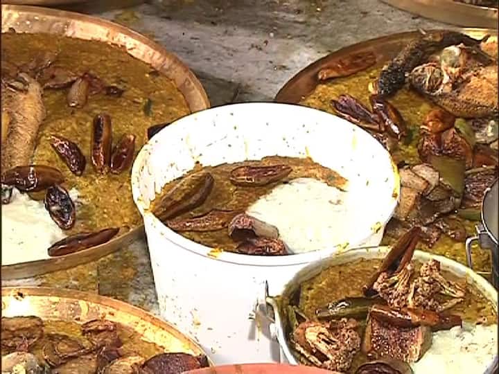 রাতে মায়ের কাছে অন্নভোগ নিবেদন করার পরই উপবাস ভাঙেন সেবায়েতরা।