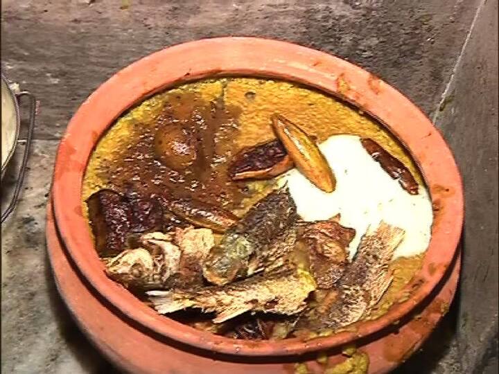রাতে খিচুড়ি, পোলাও, পাঁচরকম ভাজা, মাছ-মাংস দিয়ে করা হয় ভোগ নিবেদন।