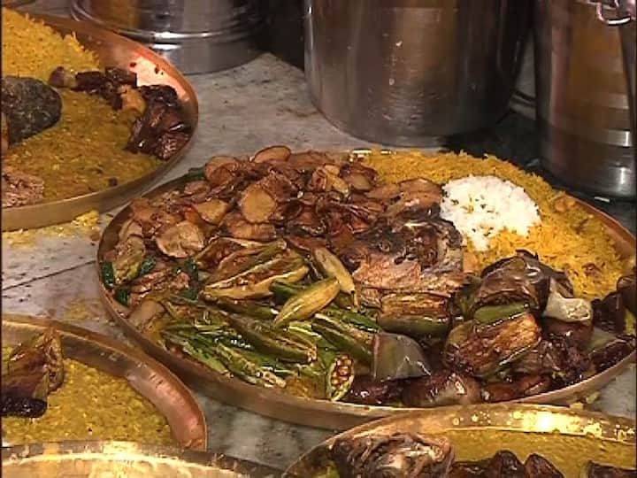 রাতে মাকে দেওয়া হয় অন্ন ভোগ। যাকে বলা হয় মহা ভোগ।